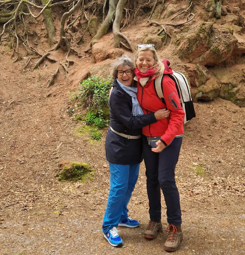 Coachinnen – Bea von Borcke und Alexandra Gebhardt Bea von Borcke und Alexandra Gebhardt lachen und umarmen sich