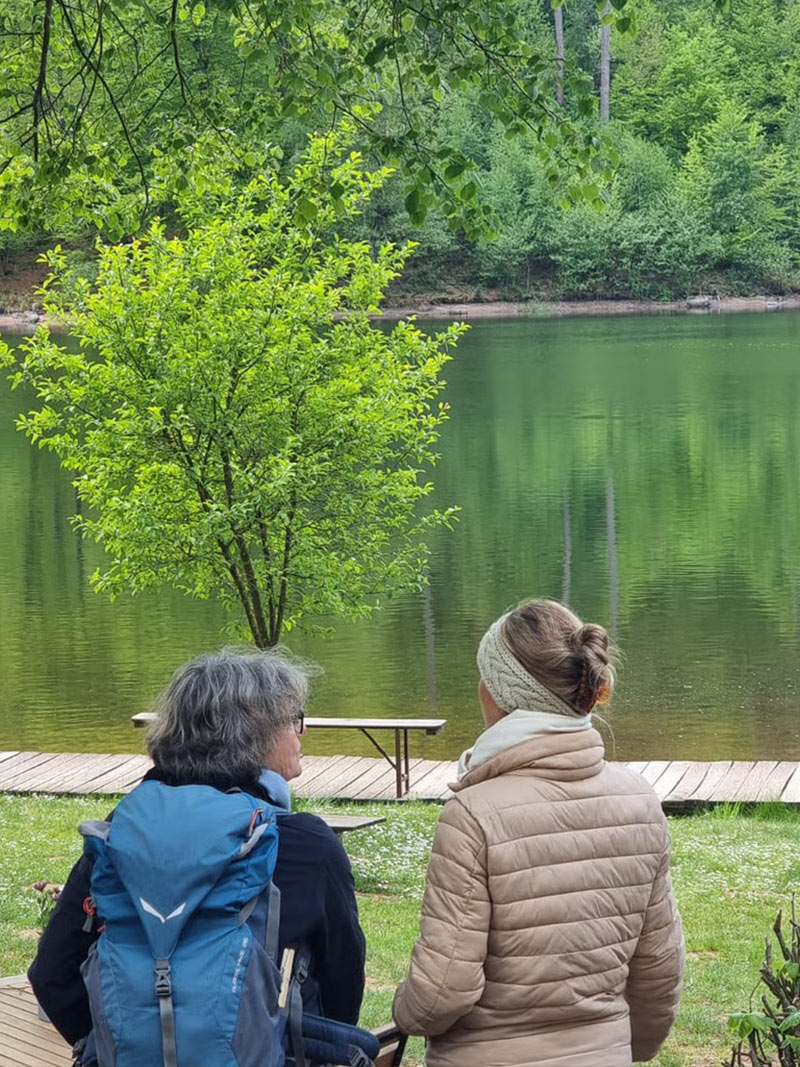 Coachinnen – Bea von Borcke und Alexandra Gebhardt Bea von Borcke und Alexandra Gebhardt vor einem See