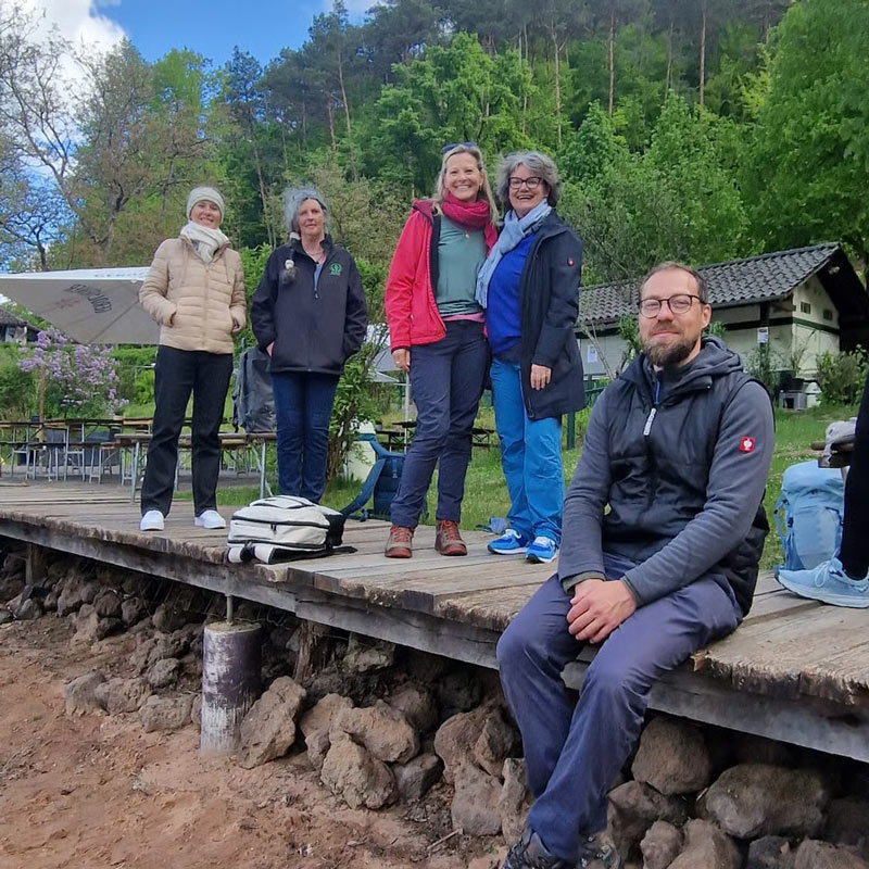 Coaching in der Natur – Natural Leading Menschengruppe auf einem Steg