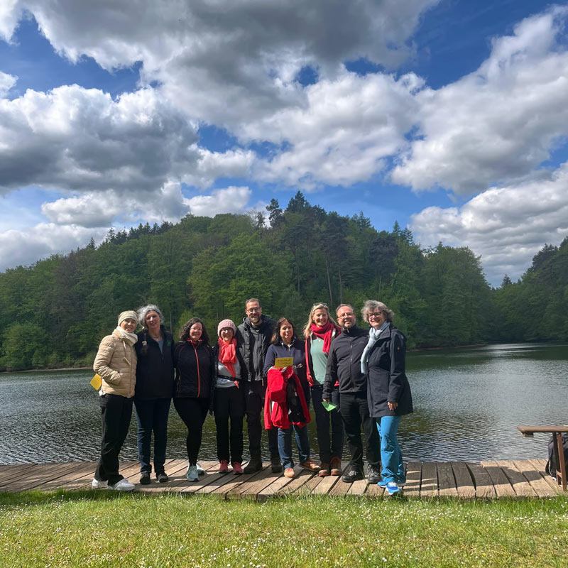 Coaching in der Natur – Natural Leading Gruppenfoto der Teilnehmer vor einem See