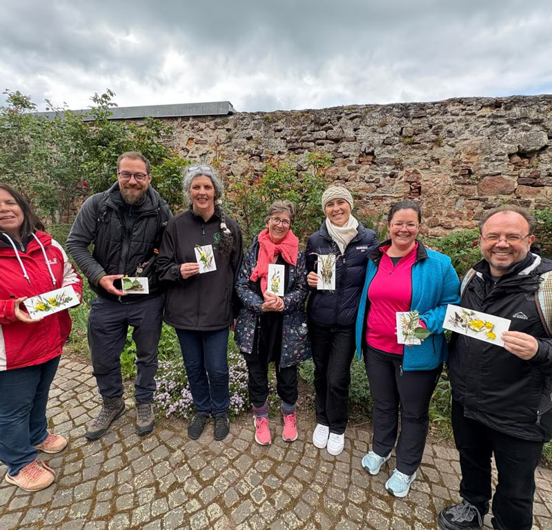 Coaching in der Natur – Natural Leading Gruppenfoto mit selbst erstellten Kunstwerken aus der Natur