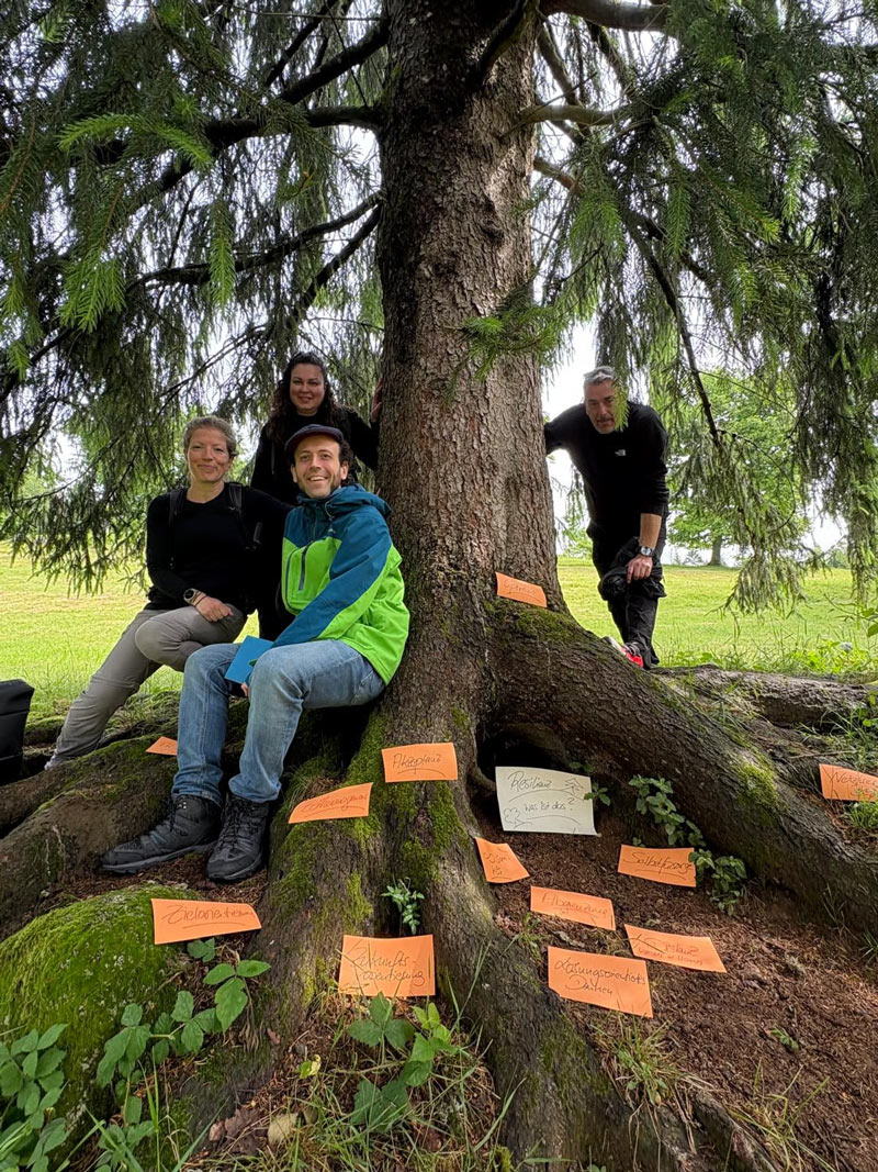 Coaching in der Natur – Natural Leading Coachinggruppe an einem Baum